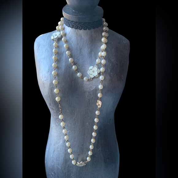 White Flower Clear Crystal Center Faux Pearl Slip On Necklace Gold Plated - Picture 2 of 8